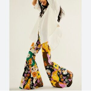 Free People Just float On floral Psychedelic Flared High waisted Jeans size 24